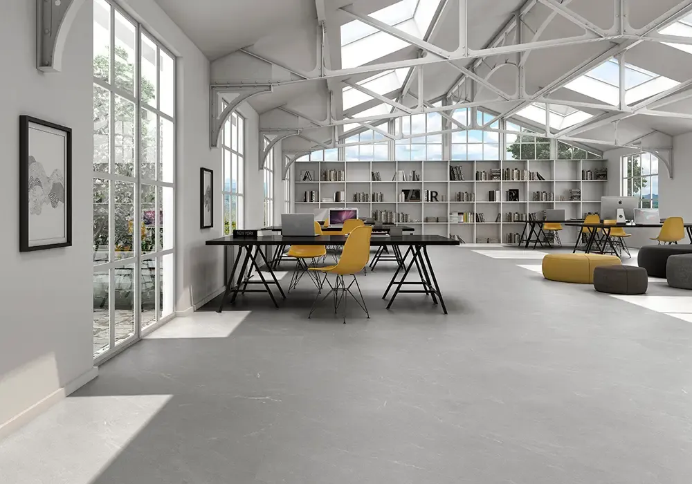 Ambiente real con porcelánico Arklam Avenue Ash 6 mm — proyecto de interiorismo