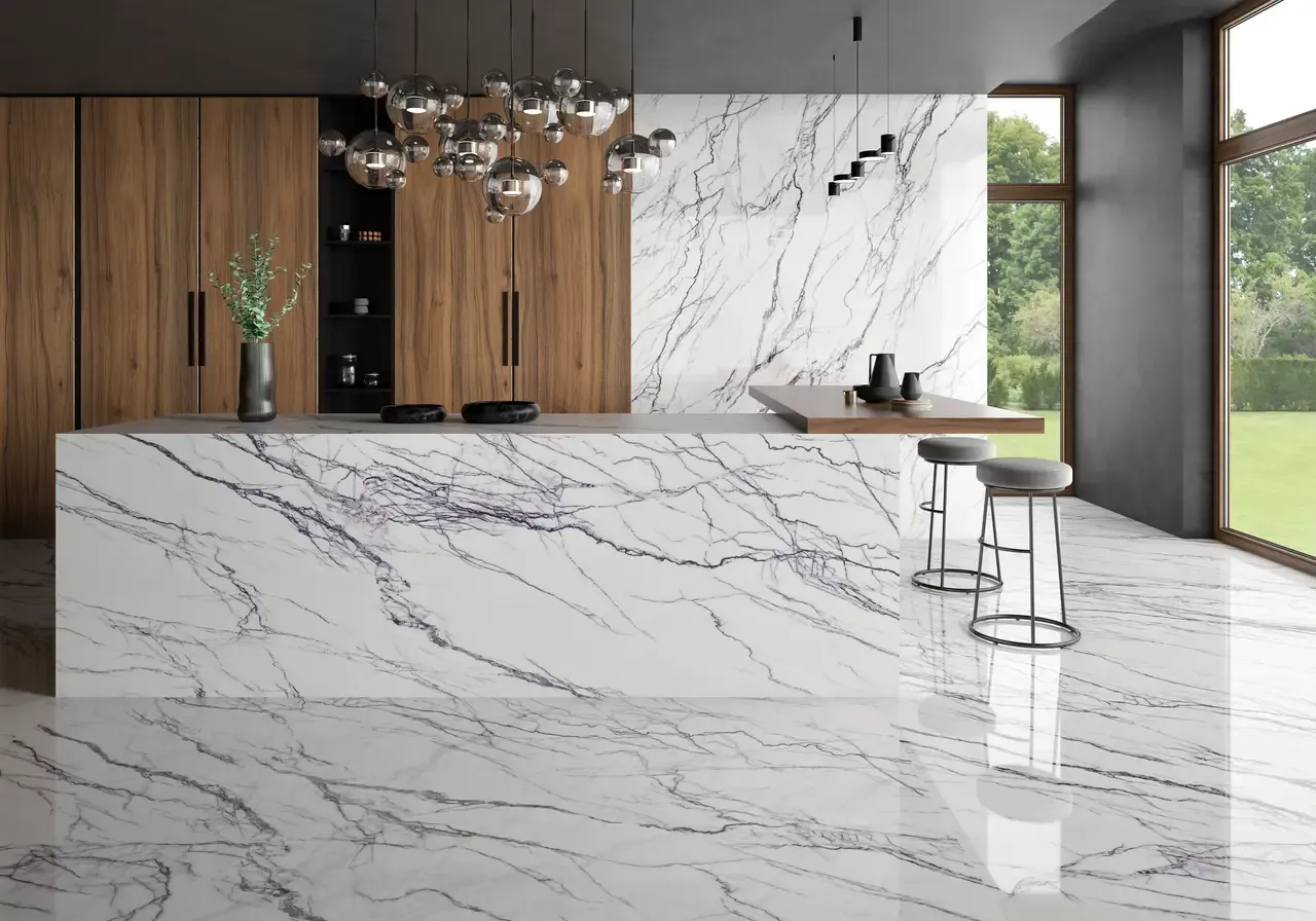 Ambiente real con porcelánico Arklam Lilac 6 mm — proyecto de interiorismo