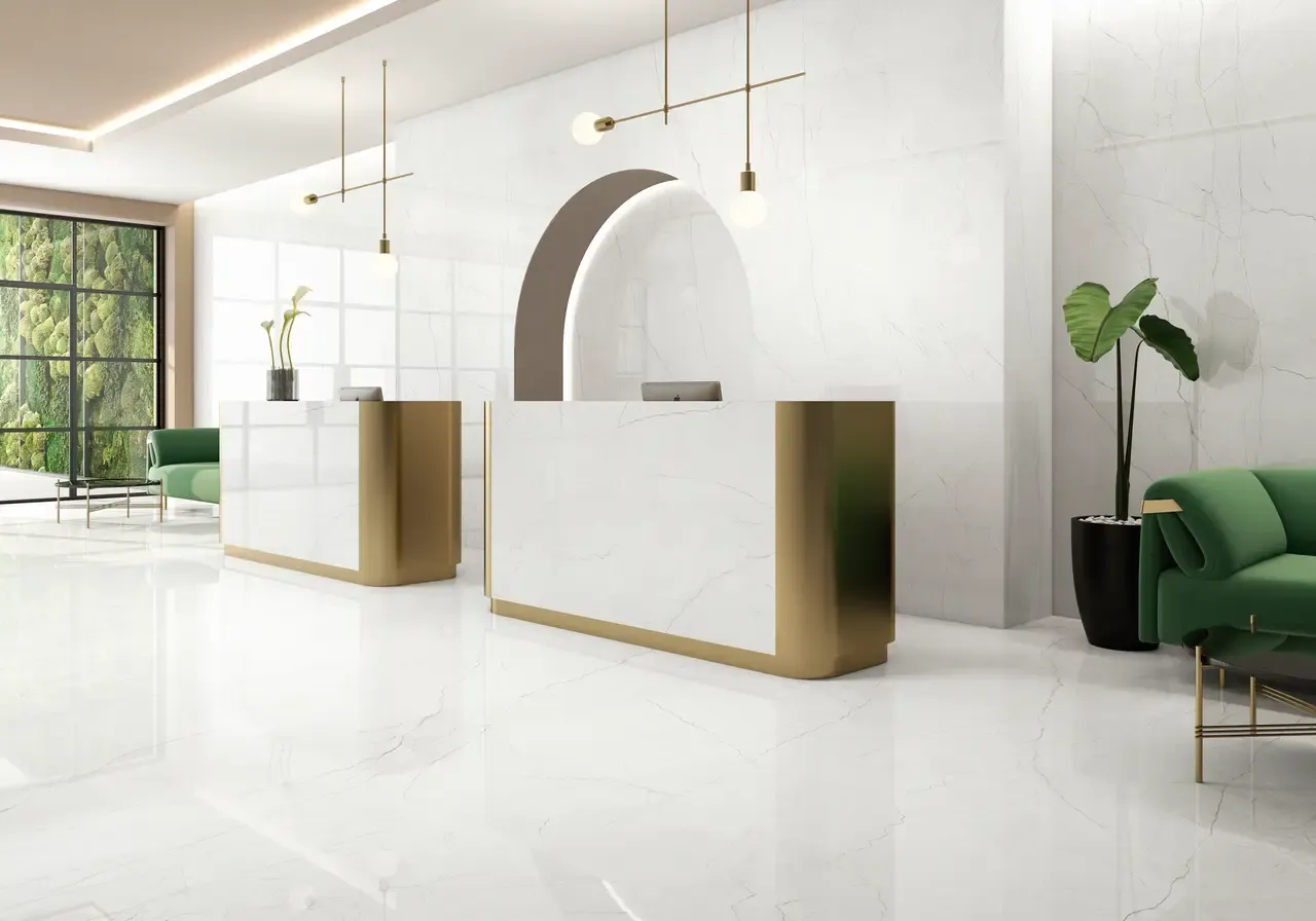 Ambiente real con porcelánico Arklam Omnia White 6 mm — proyecto de interiorismo