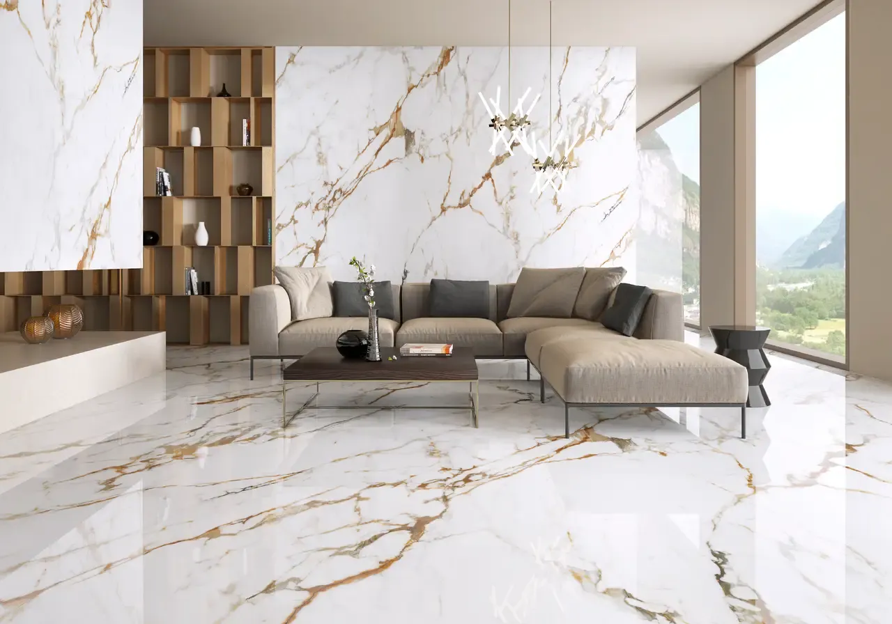 Ambiente real con porcelánico Arklam Calacatta Gold 6 mm — proyecto de interiorismo