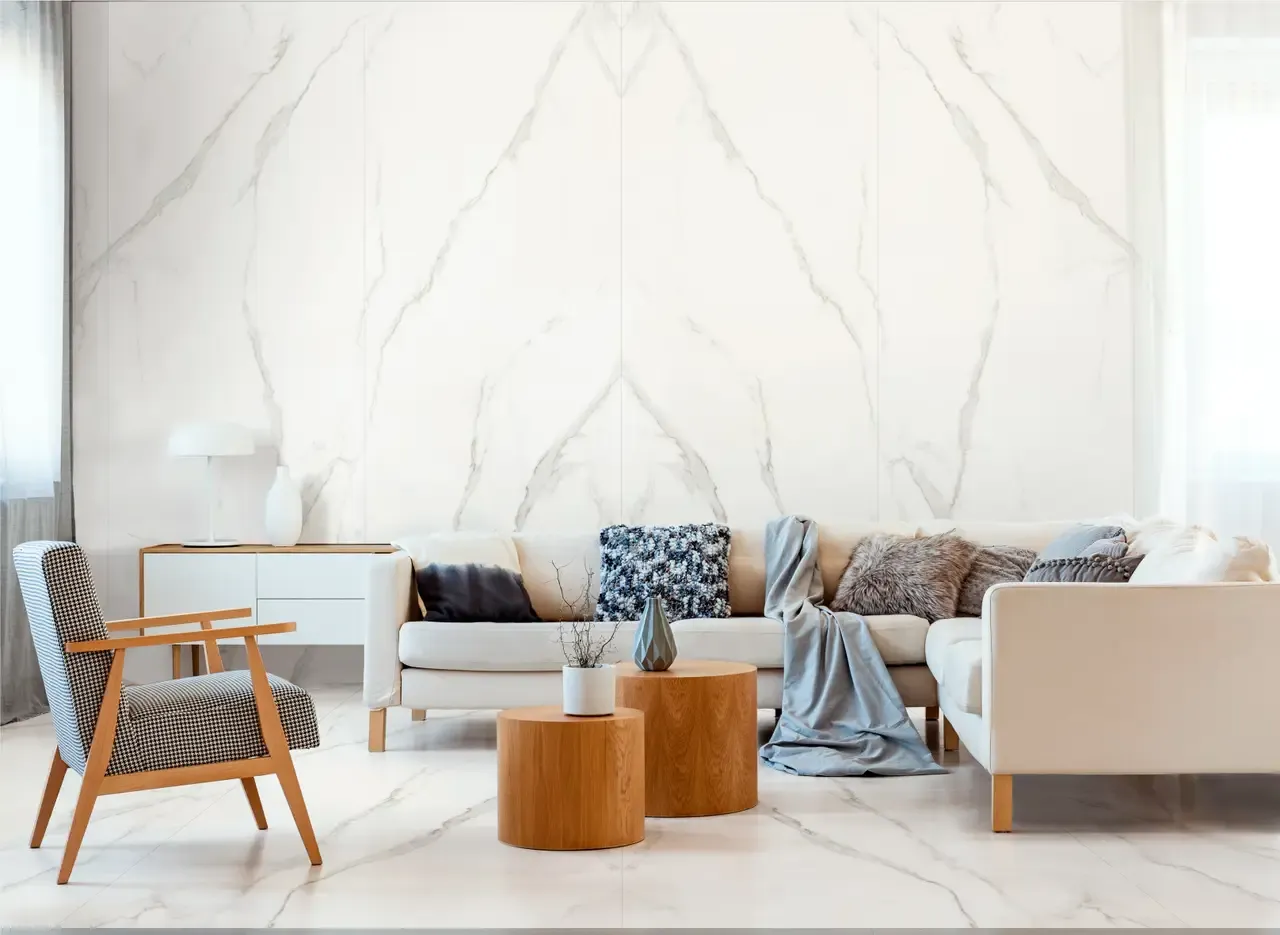 Ambiente real con porcelánico Arklam Estatuario 6 mm — proyecto de interiorismo