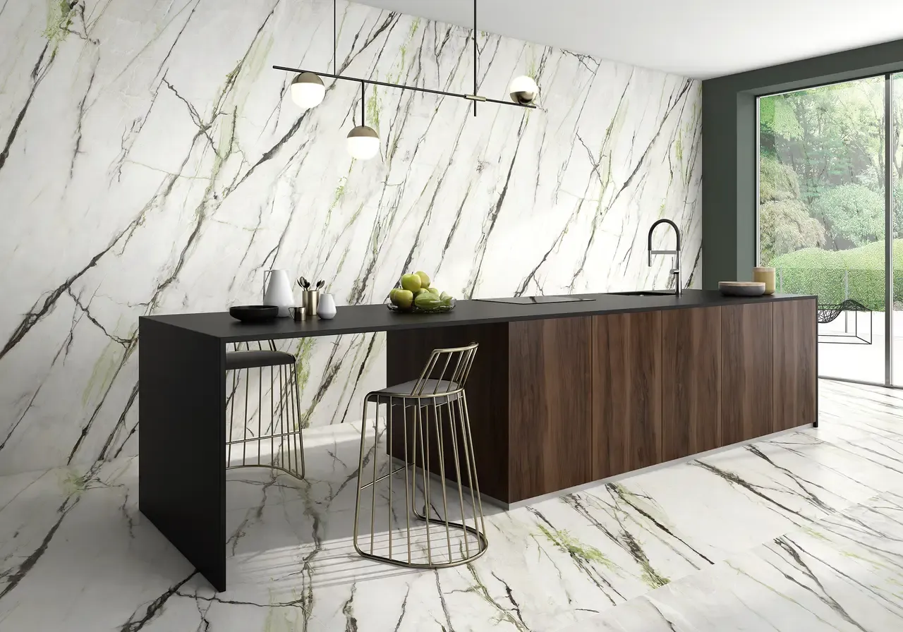 Ambiente real con porcelánico Arklam Calacatta Green 6 mm — proyecto de interiorismo