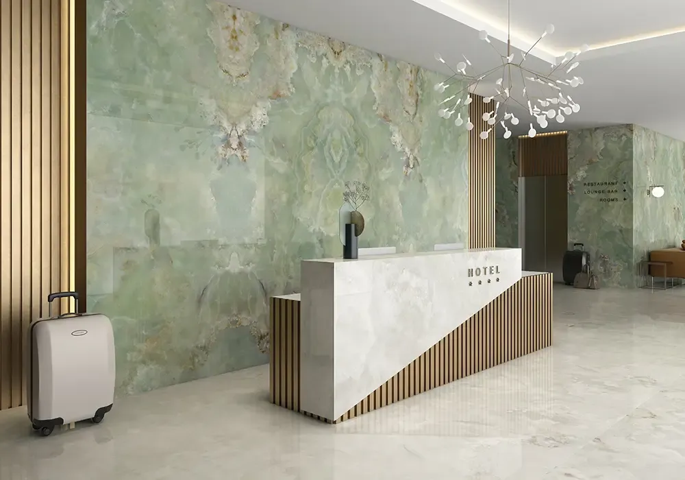 Ambiente real con porcelánico Arklam Onix Pearl 6 mm — proyecto de interiorismo