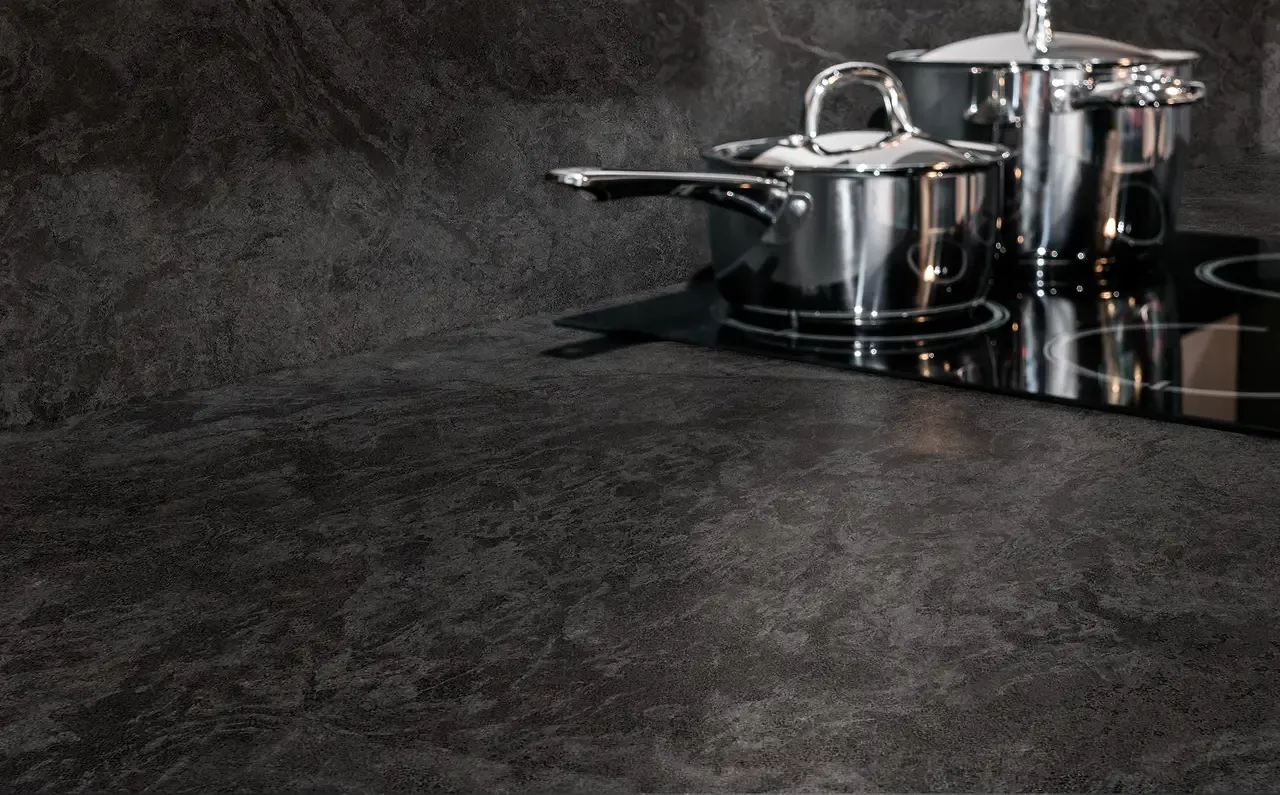 Ambiente real con porcelánico Arklam Vulcano 6 mm — proyecto de interiorismo
