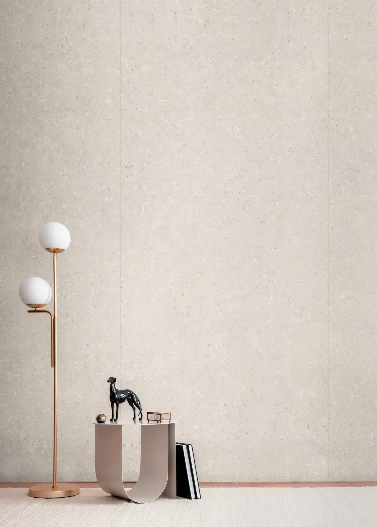 Ambiente real con porcelánico Arklam Pietra Coral Sand 6 mm — proyecto de interiorismo