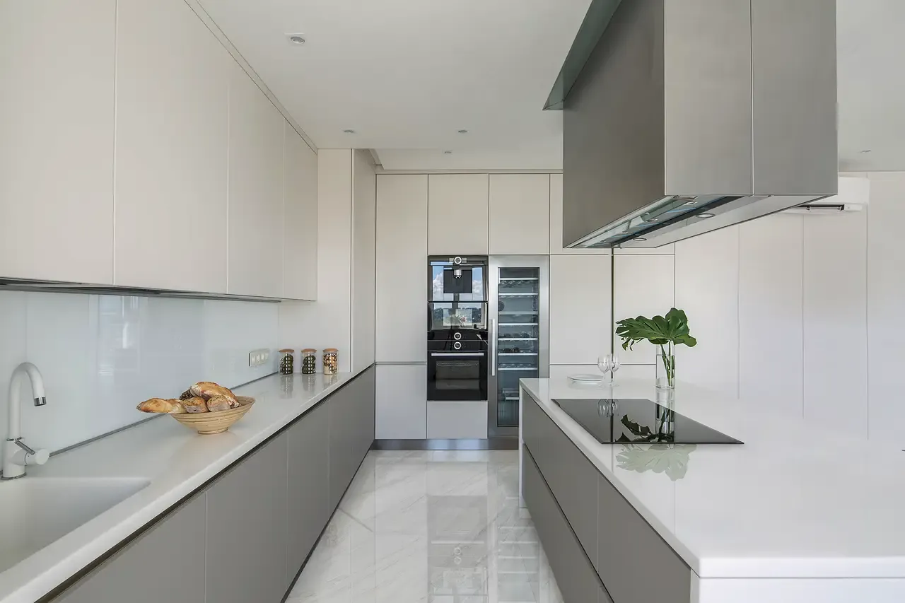 Ambiente real con porcelánico Arklam Pure White 6 mm — proyecto de interiorismo