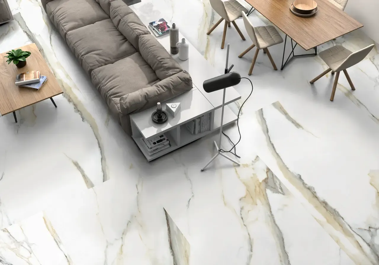 Ambiente real con porcelánico Arklam Atlantis Gold 6 mm — proyecto de interiorismo