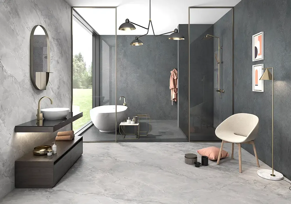 Ambiente real con porcelánico Arklam Brazil Super White 6 mm — proyecto de interiorismo