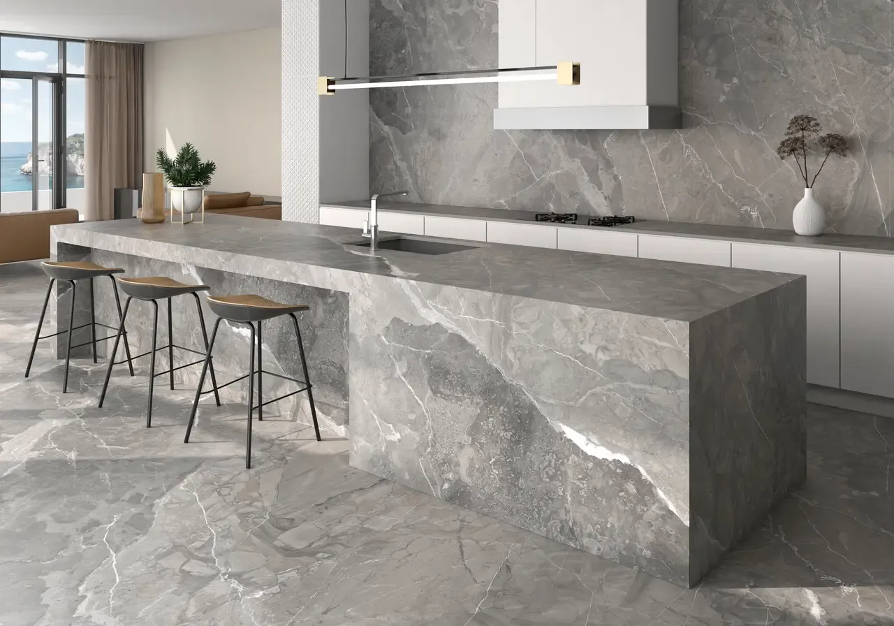Ambiente real con porcelánico Arklam Rosa Persia 6 mm — proyecto de interiorismo