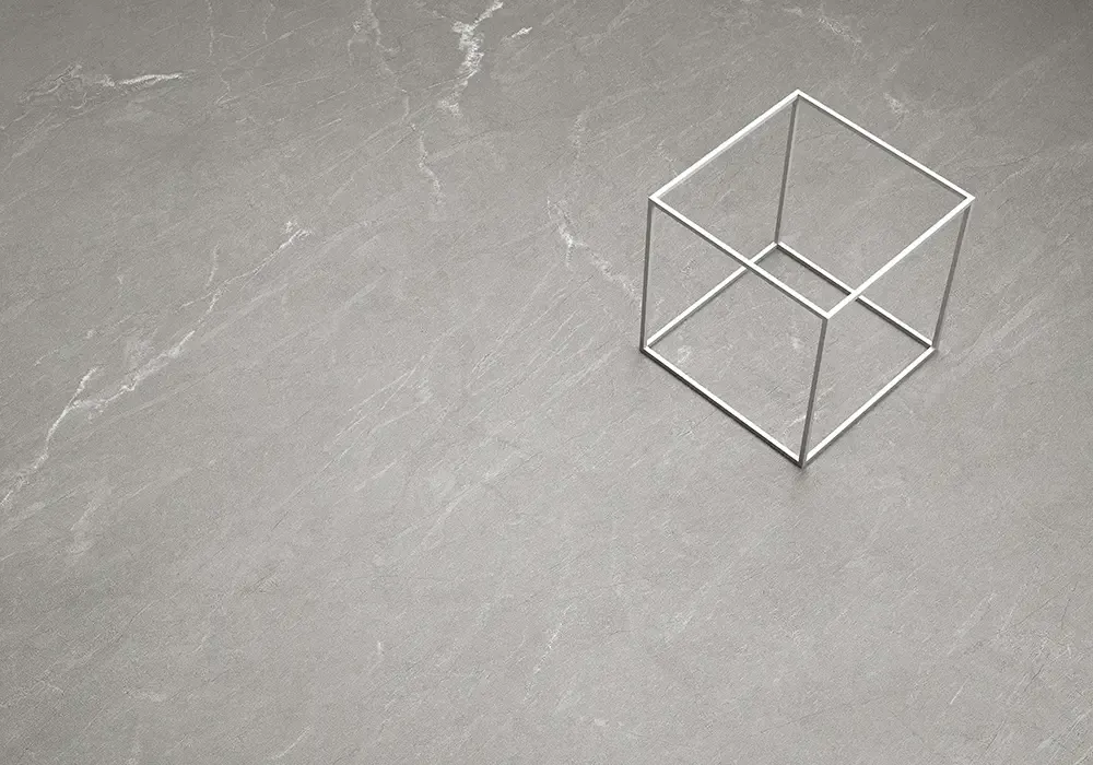Ambiente real con porcelánico Arklam Avenue Ash 6 mm — proyecto de interiorismo