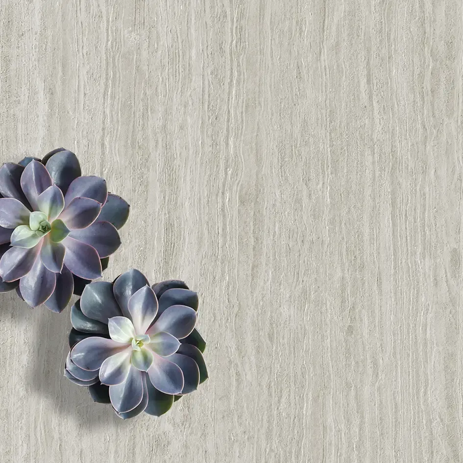 Ambiente real con porcelánico Arklam Travertino Grey 6 mm — proyecto de interiorismo