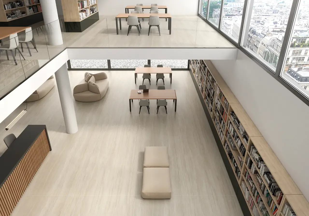 Ambiente real con porcelánico Arklam Travertine Navona 6 mm — proyecto de interiorismo