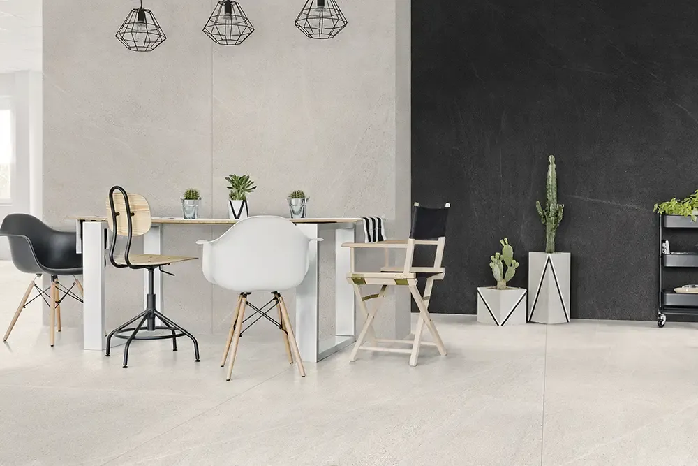 Ambiente real con porcelánico Arklam Manhattan 6 mm — proyecto de interiorismo