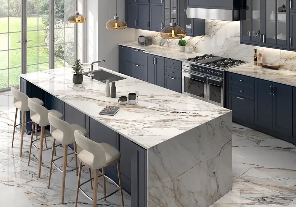 Ambiente real con porcelánico Arklam Calacatta Paonazzo 6 mm — proyecto de interiorismo