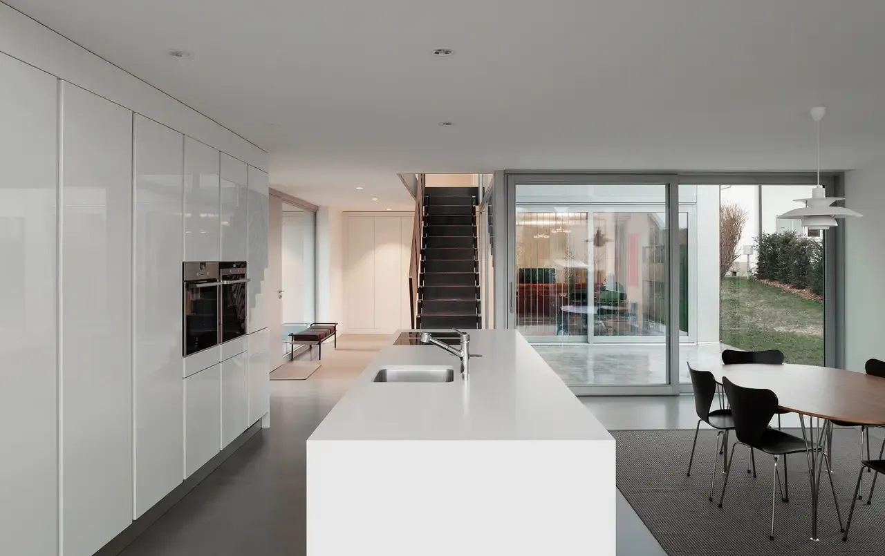 Ambiente real con porcelánico Arklam Pure White 6 mm — proyecto de interiorismo