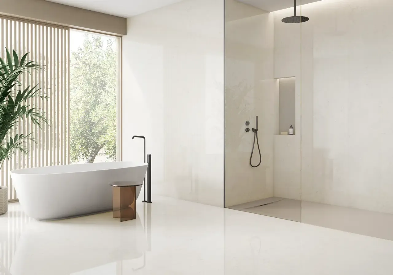 Ambiente real con porcelánico Arklam Bianco Perlino 6 mm — proyecto de interiorismo