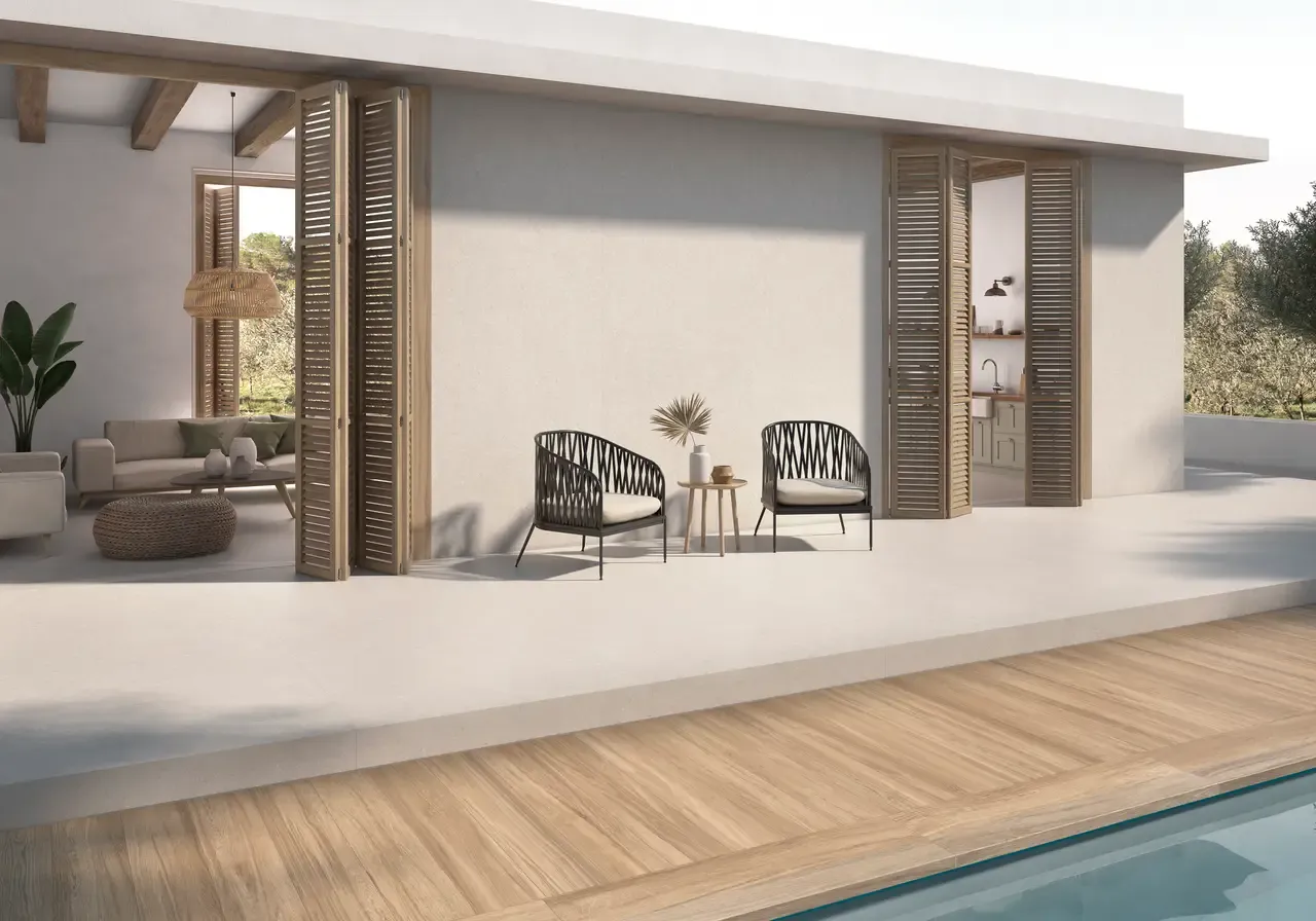 Ambiente real con porcelánico Arklam Pietra Coral Sand 6 mm — proyecto de interiorismo