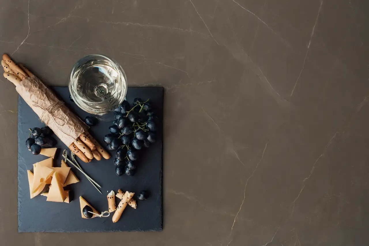 Ambiente real con porcelánico Arklam Pulpis 6 mm — proyecto de interiorismo