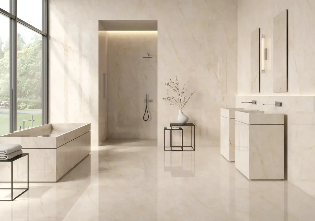 Ambiente real con porcelánico Arklam Taj Mahal 6 mm — proyecto de interiorismo