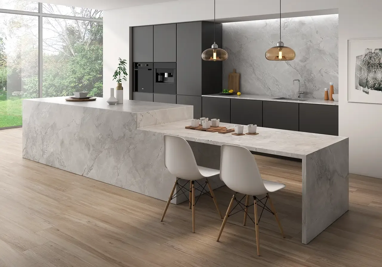 Ambiente real con porcelánico Arklam Brazil Super White 6 mm — proyecto de interiorismo
