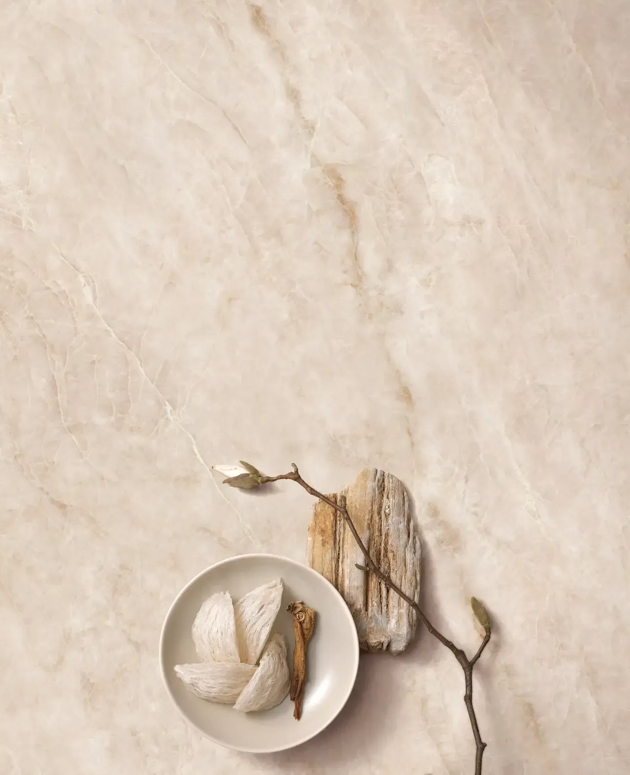 Ambiente real con porcelánico Arklam Taj Mahal 6 mm — proyecto de interiorismo