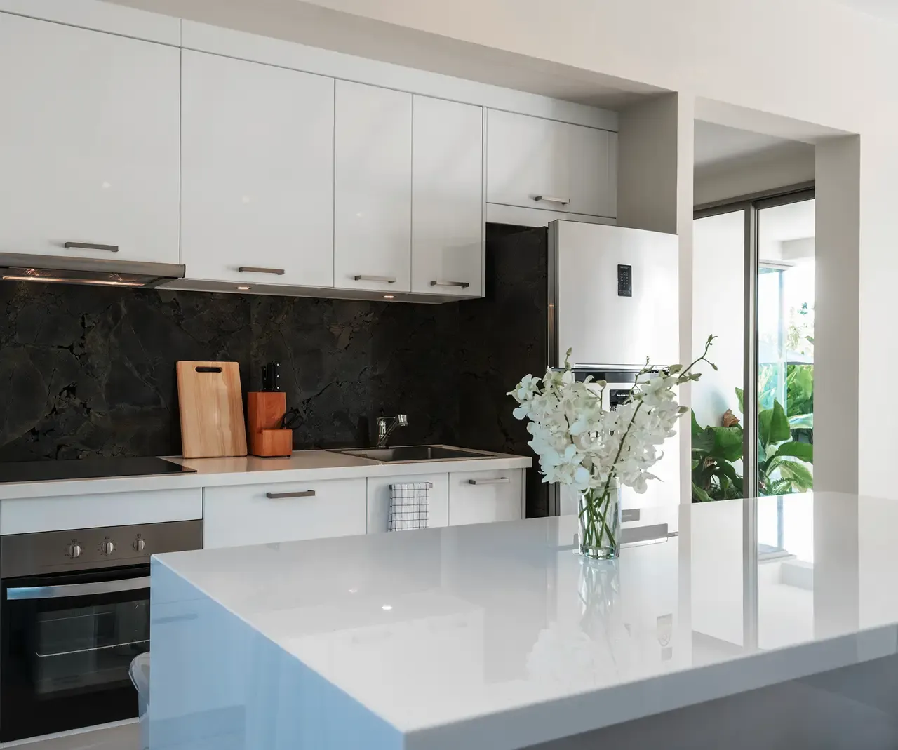 Ambiente real con porcelánico Arklam Pure Black 6 mm — proyecto de interiorismo