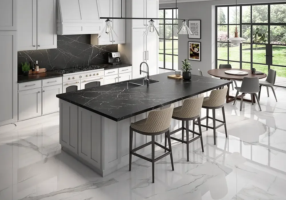 Ambiente real con porcelánico Arklam Negro Marquina 6 mm — proyecto de interiorismo