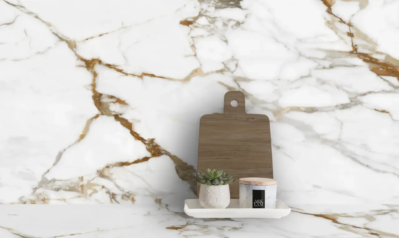 Ambiente real con porcelánico Arklam Calacatta Gold 6 mm — proyecto de interiorismo