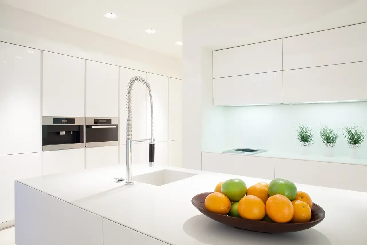 Ambiente real con porcelánico Arklam Pure White 6 mm — proyecto de interiorismo