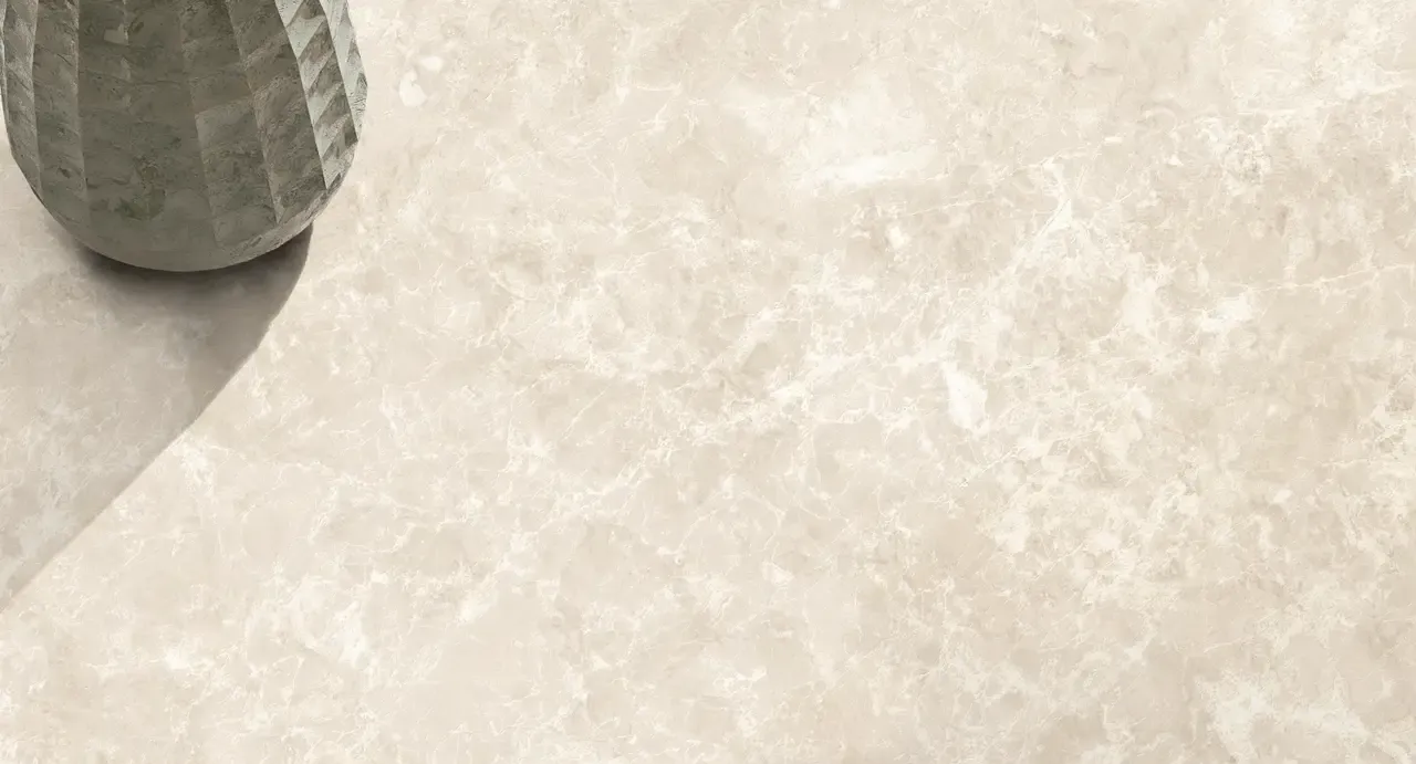 Ambiente real con porcelánico Arklam Tundra Cream 6 mm — proyecto de interiorismo