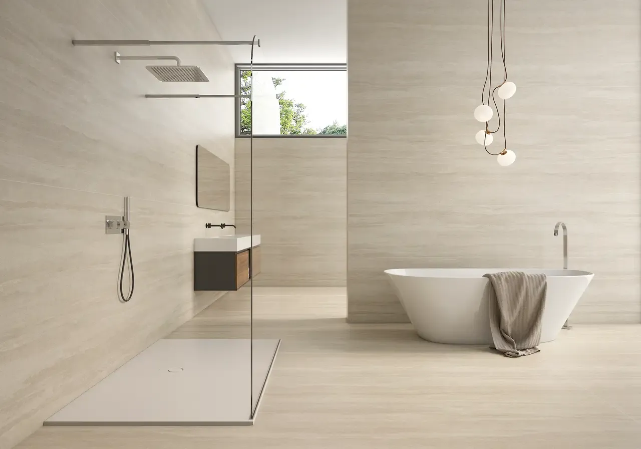 Ambiente real con porcelánico Arklam Travertine Navona 6 mm — proyecto de interiorismo