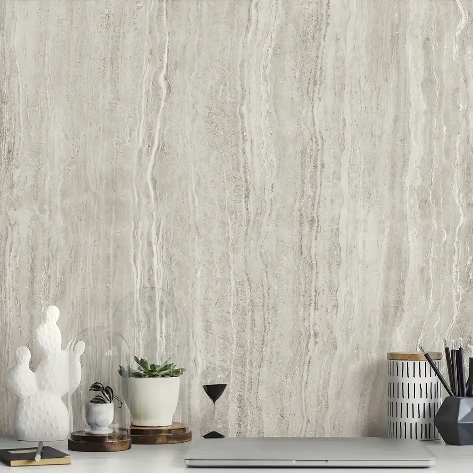 Ambiente real con porcelánico Arklam Travertino Grey 6 mm — proyecto de interiorismo