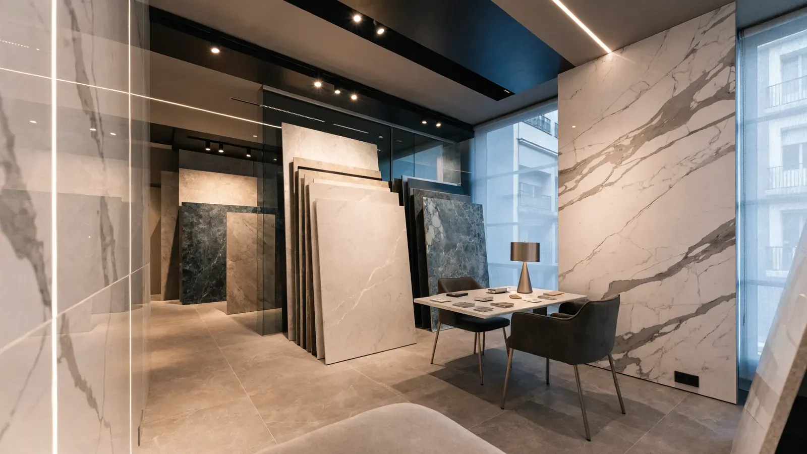 Showroom de porcelánico de gran formato con paneles y muestras expuestos