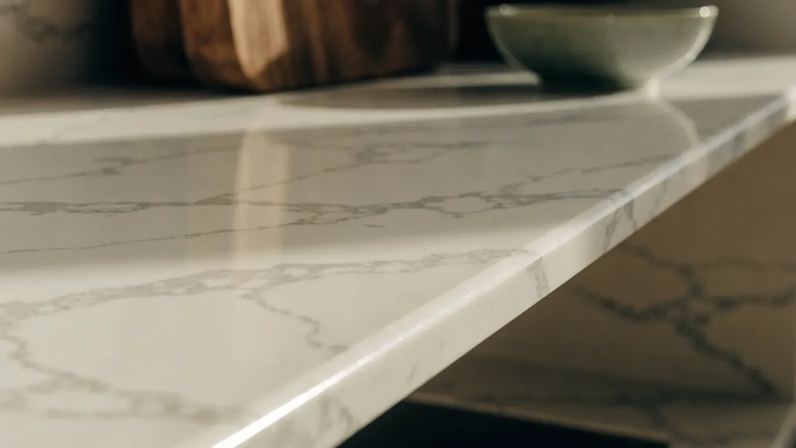 Detalle del canto fino de una encimera de porcelánico imitación mármol
