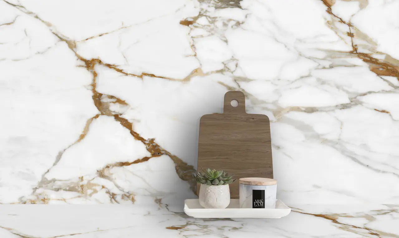 Ambiente real con porcelánico Arklam Calacatta Gold 6 mm — proyecto de interiorismo