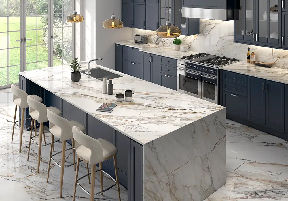 Ambiente real con porcelánico Arklam Calacatta Paonazzo 6 mm — proyecto de interiorismo