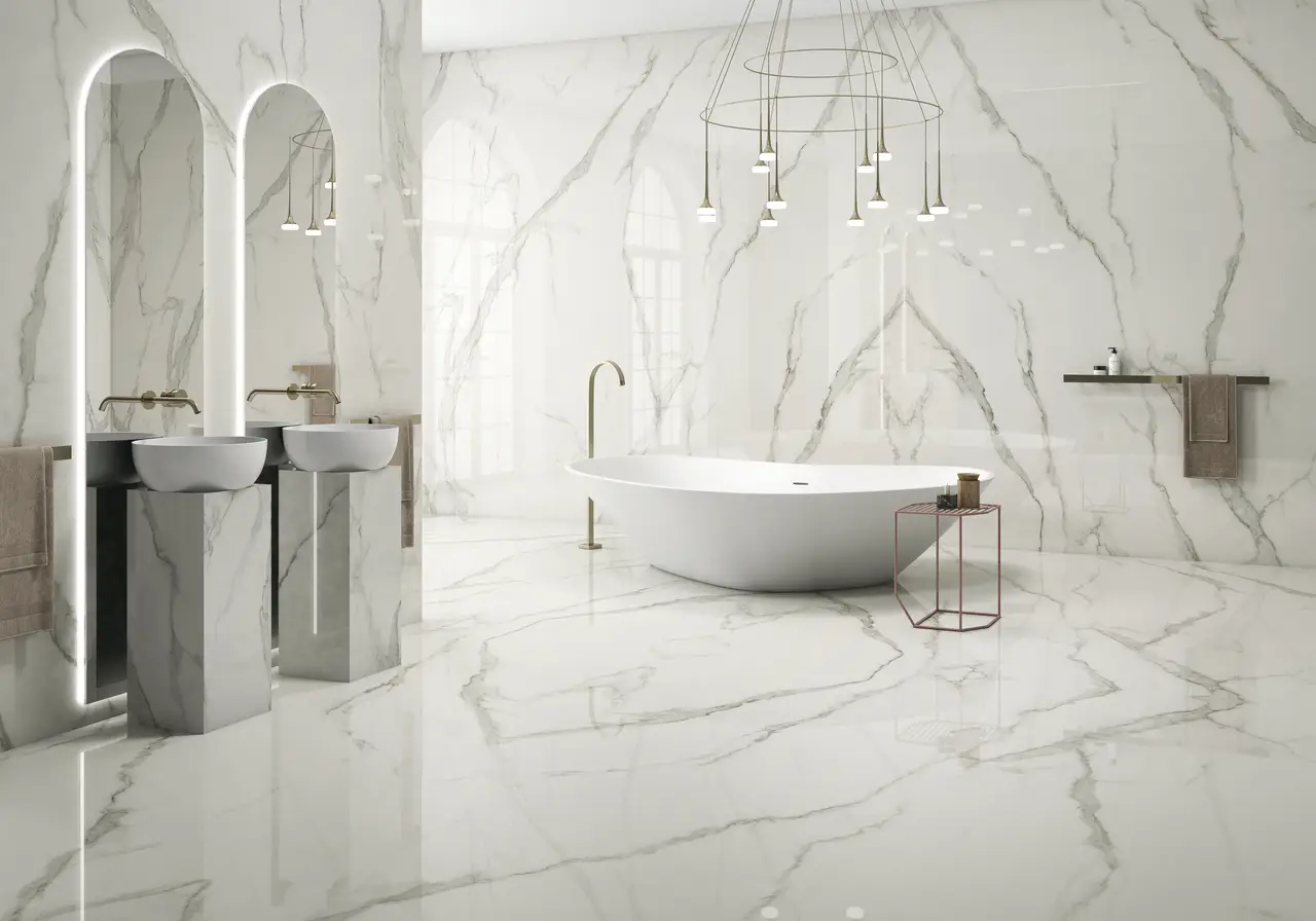 Ambiente real con porcelánico Arklam Estatuario 6 mm — proyecto de interiorismo