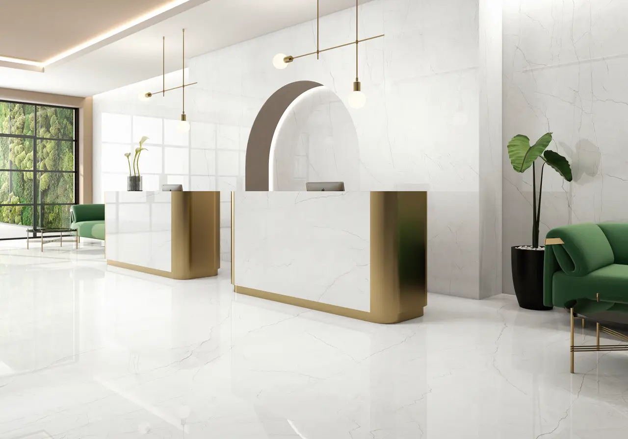 Ambiente real con porcelánico Arklam Omnia White 6 mm — proyecto de interiorismo