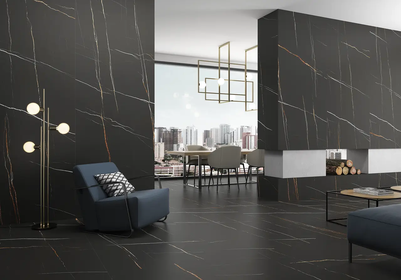 Ambiente real con porcelánico Arklam Sahara Noir 6 mm — proyecto de interiorismo