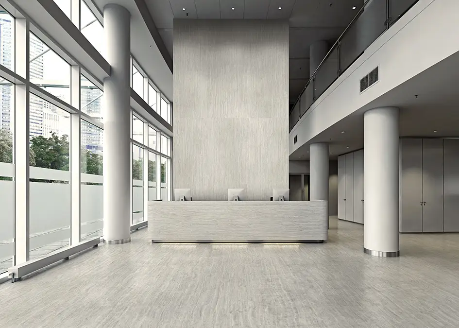 Ambiente real con porcelánico Arklam Travertino Grey 6 mm — proyecto de interiorismo