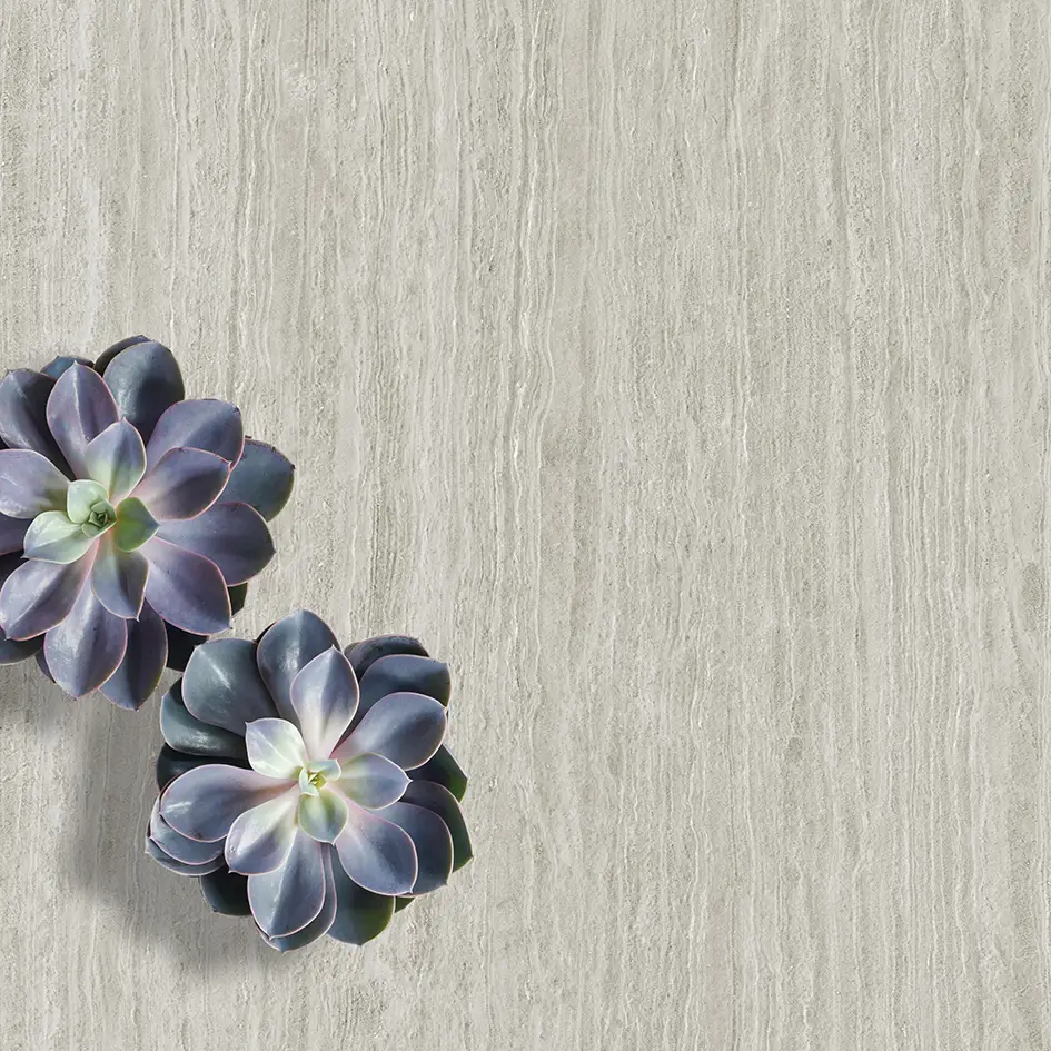 Ambiente real con porcelánico Arklam Travertino Grey 6 mm — proyecto de interiorismo