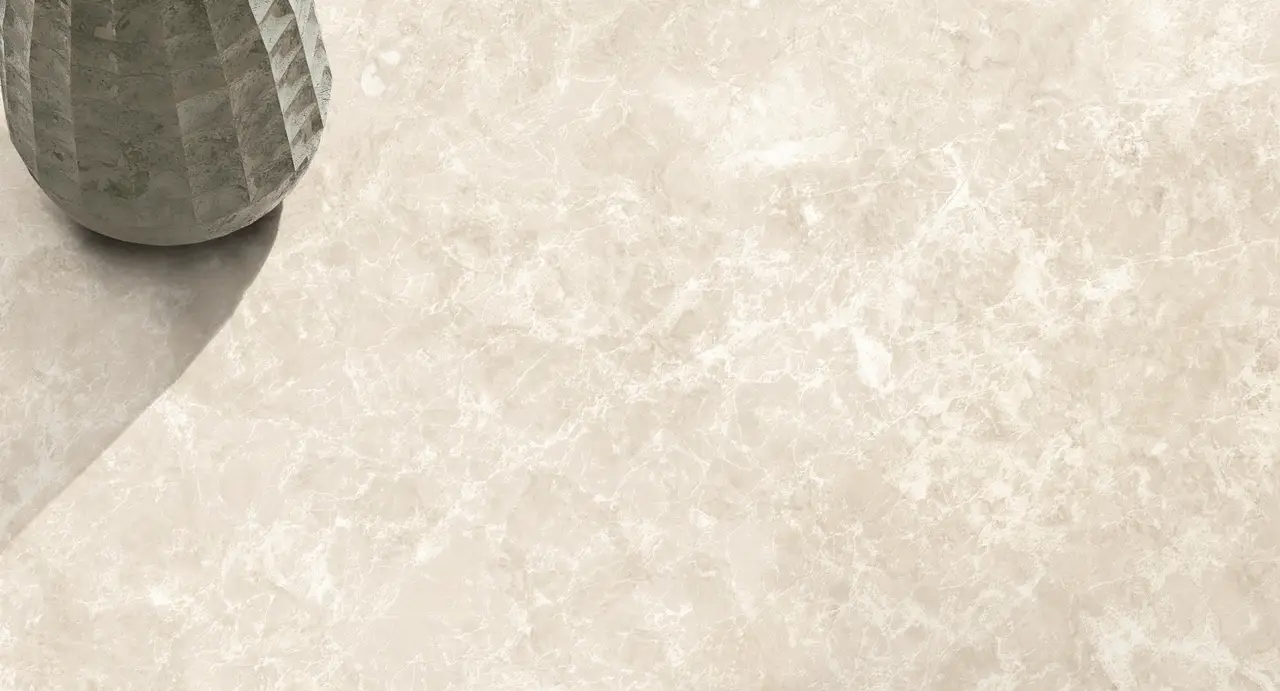 Ambiente real con porcelánico Arklam Tundra Cream 6 mm — proyecto de interiorismo